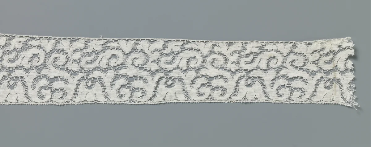 Strook machinale kant met hangende kelkbloem tussen losse s-voluten by anonymous, other, 1890-1914