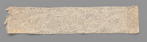 Strook kloskant met een boeket van drie bloemen tussen een golvend lint met ovalen en een veld met ruitjes by anonymous, other, 1750