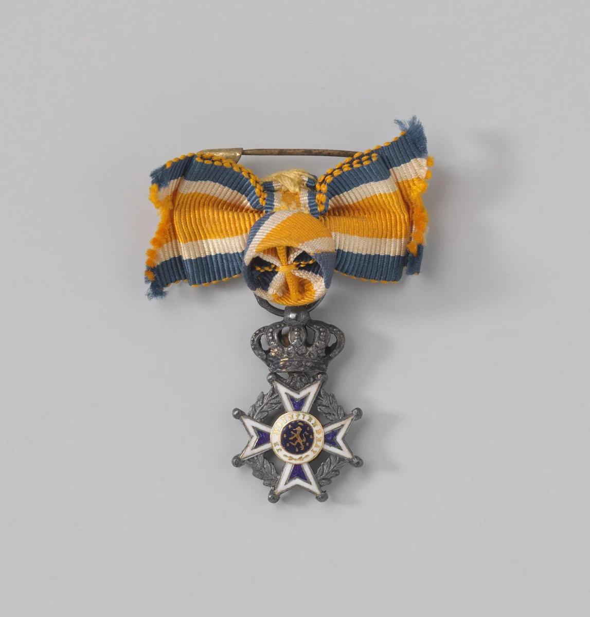 Onderscheidingsteken horend bij de orde van Oranje Nassau, bevestigd aan een strik en rozet in geel, wit en blauw by anonymous, other, 1892-1978