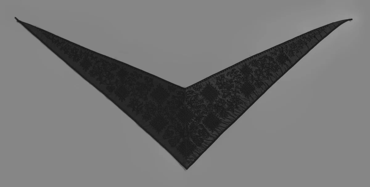 Driekantige zwarte omslagdoek versierd met zwart soutache en zwarte gitten by anonymous, textile, 1860-1870