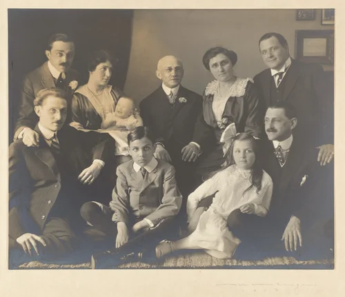 Morton, Richard, Jeanne, Gilbert, Jesse, Etellea, Yvonne, Henry, Regena, and Herbert by Morton Schamberg, photograph, 1912