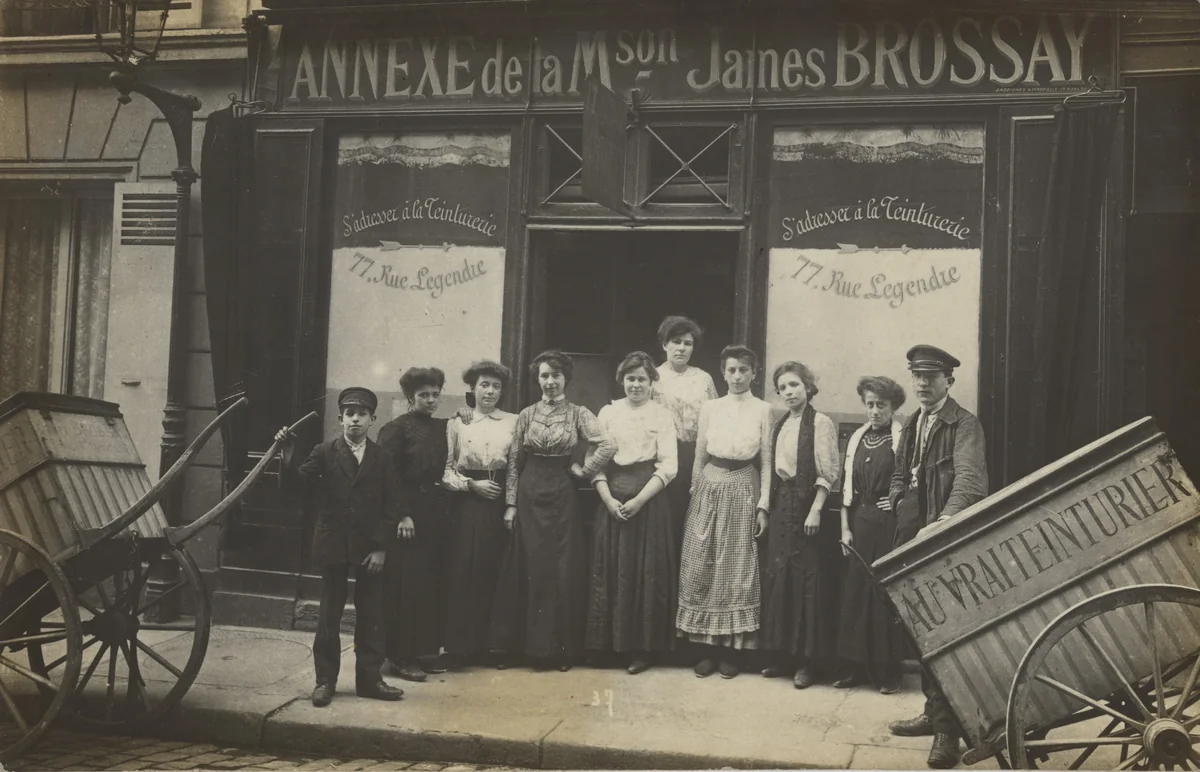 Annexe de la Mson James Brossay, S'adresser à la teinturerie, 77, rue Legendre, Paris by Unidentified Photographer, photograph, 1905