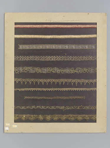 Drie goud- en zilverkleurige passementen en acht stroken goudkant op karton by anonymous, other, 1700-1799