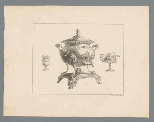 Drie geornamenteerde schalen en bokalen bedoeld voor een feesttafel by Adolphe Mouilleron, print, 1830-1880