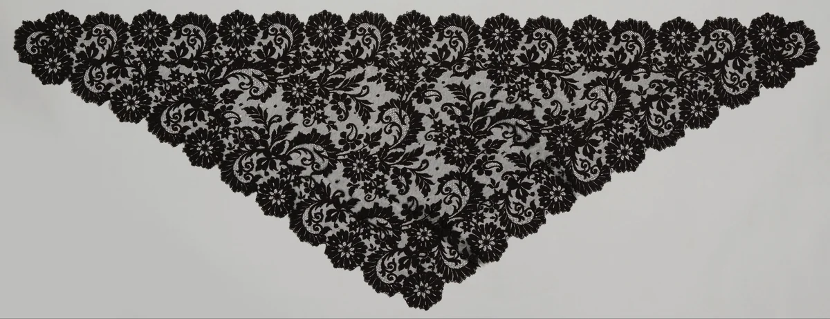 Mantille van zwarte machinale kant met bladvoluten by anonymous, textile, 1900-1924