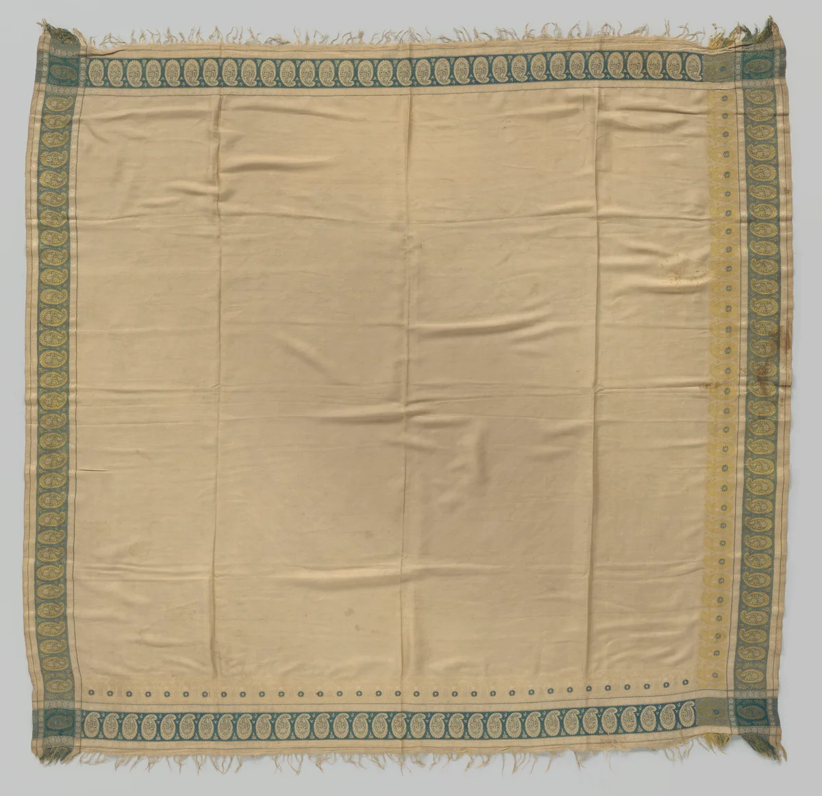 Vierkante kasjmiersjaal met effen ecru middenveld, waarlangs een blauwe rand gevuld met ecru en gele bota's by anonymous, textile, 1820