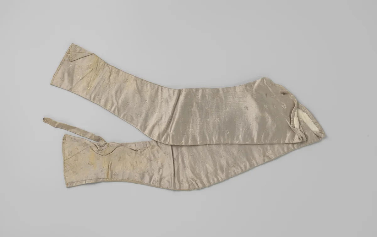 Mouwen van parelgrijze Haarlemse geribde zijde, versierd met losse bloemen by anonymous, textile, 1830