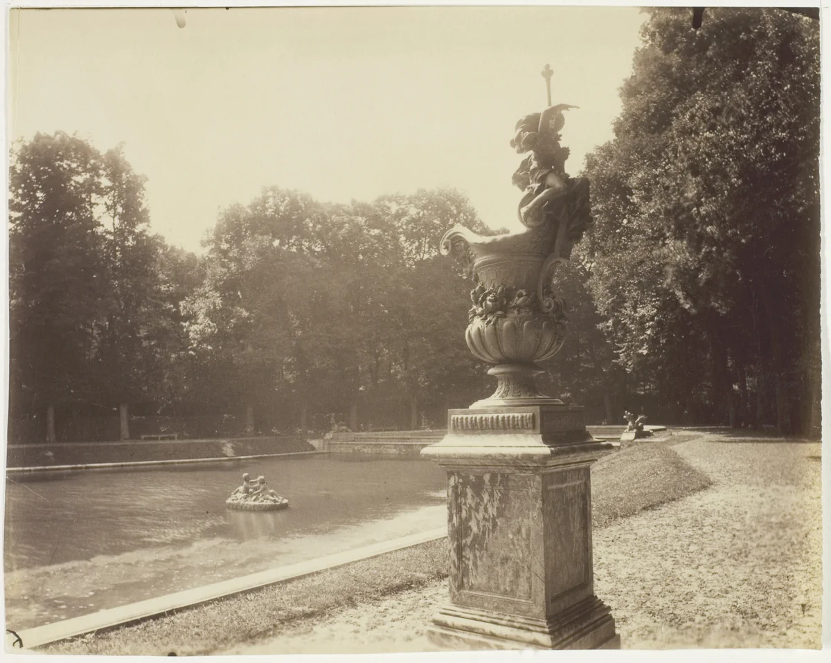 Versailles, Grand Trianon, (Vase en Plomb par Le Lorrain) by Jean-Eugène-Auguste Atget, photograph, 1901