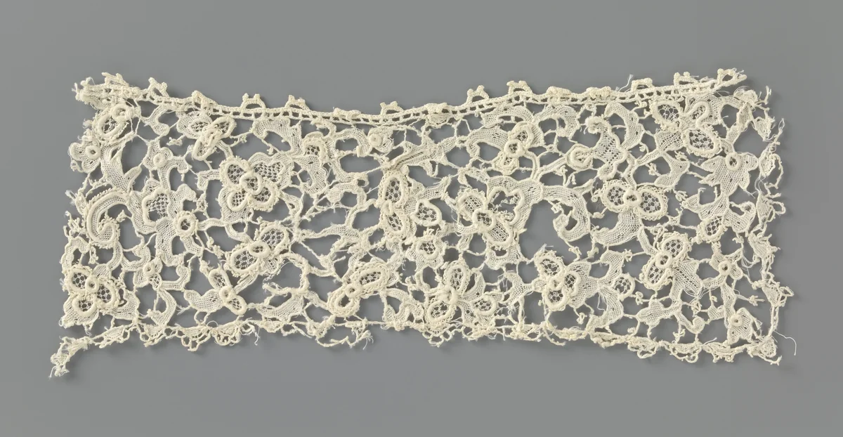 Strook naaldkant met strikken en palmetbloemen by anonymous, other, 1833-1965