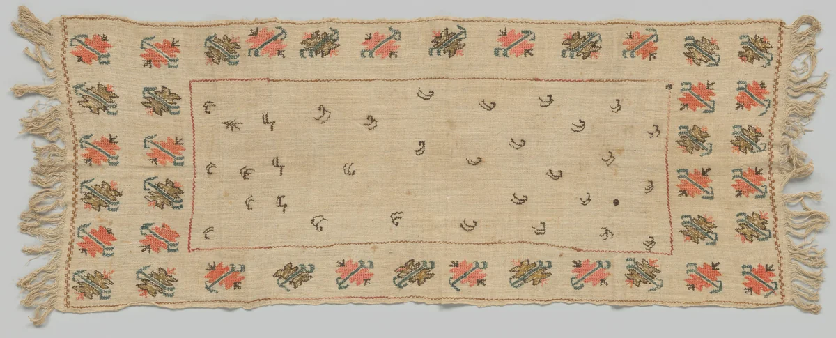 Langwerpige sjaal van ecrukleurige katoen, met middenin een zwart strooimotief en langs de randen versierd met een lopend patroon van gestileerde bloemen in zalm-oranje en gouddraad by anonymous, textile, 1800-1900