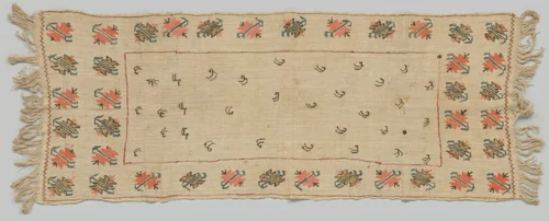Langwerpige sjaal van ecrukleurige katoen, met middenin een zwart strooimotief en langs de randen versierd met een lopend patroon van gestileerde bloemen in zalm-oranje en gouddraad by anonymous, textile, 1800-1900