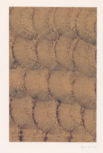 Stijfselverfpapier met kamachtig motief in paars op geelbruin papier by anonymous, other, 1850-1950