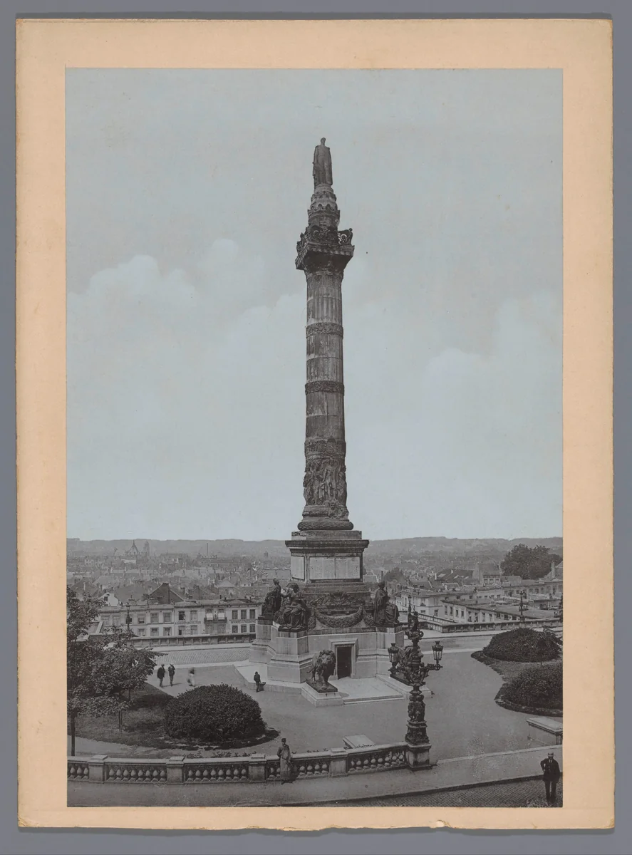 Gezicht op de Congreskolom te Brussel, België by anonymous, print, 1875-1910