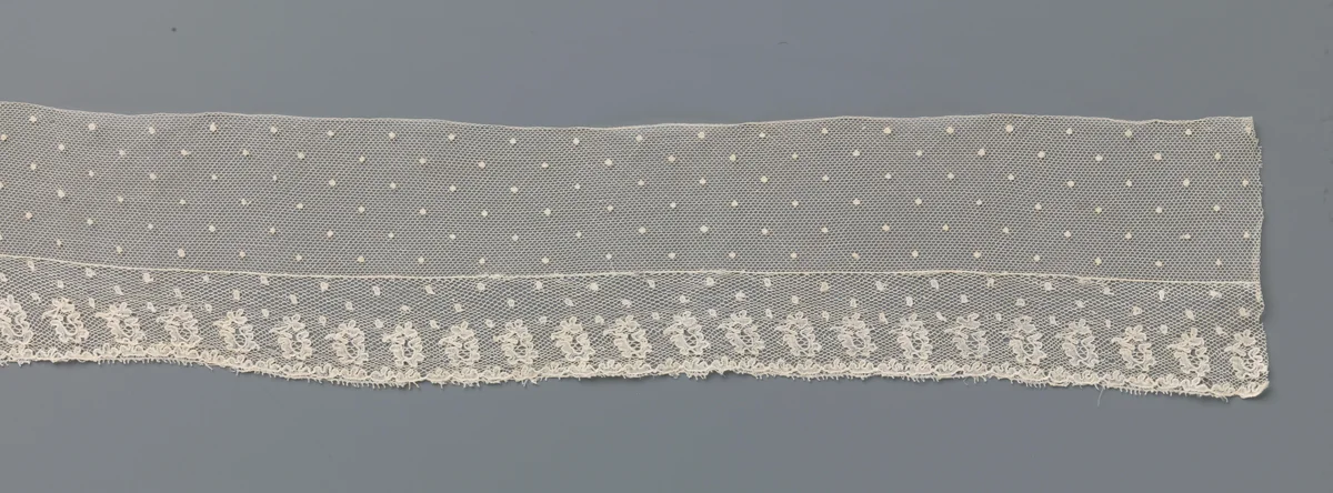 Strook kloskant met moesjes en bloemtakjes aan een strook machinale tule met moesjes by anonymous, other, 1800-1824