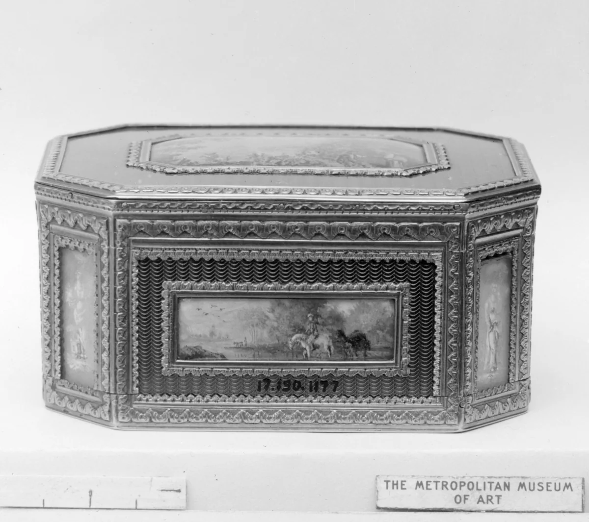 Snuffbox with landscape scenes by Pierre-Nicolas Pleyard, metalwork, 1765-1773