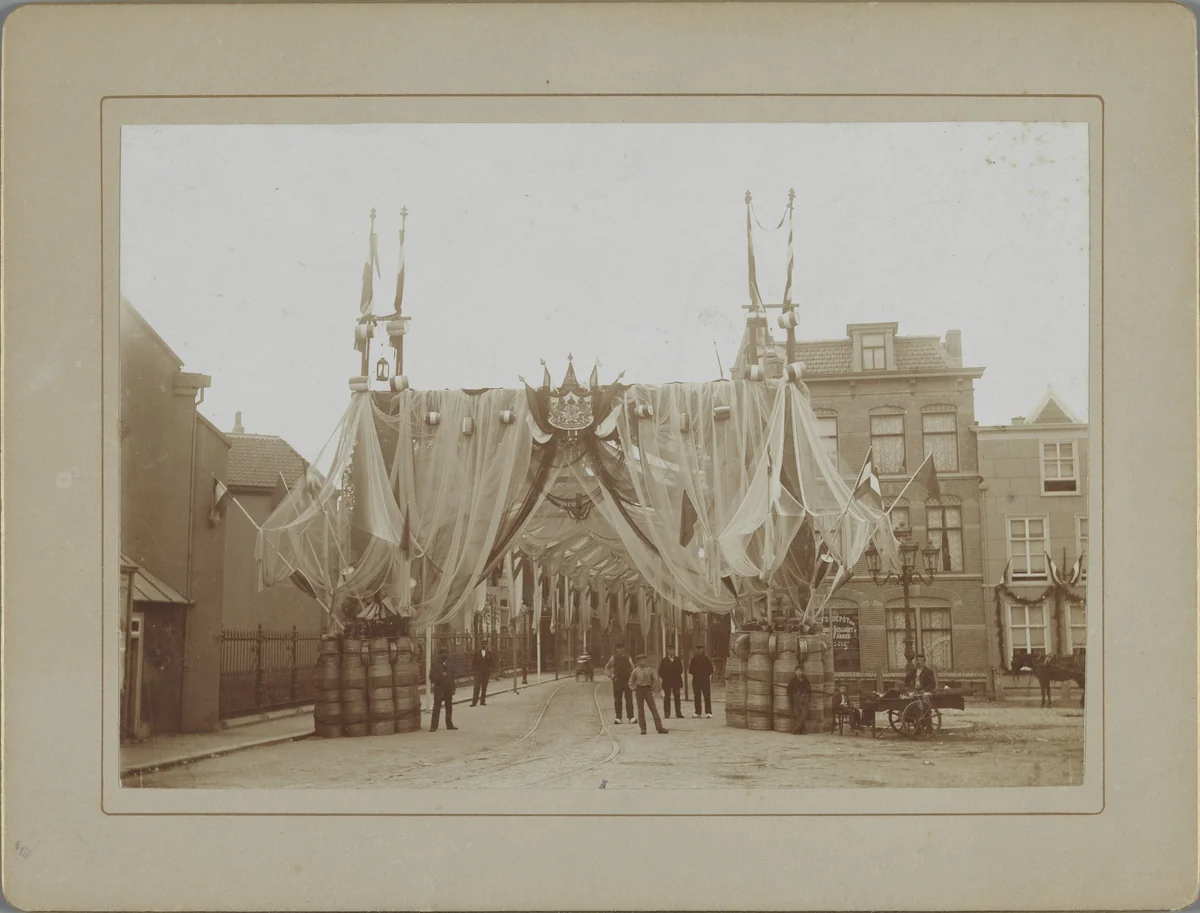 Versieringen in Scheveningen ter gelegenheid van de inhuldiging van koningin Wilhelmina, 1898 by anonymous, photograph, 1898