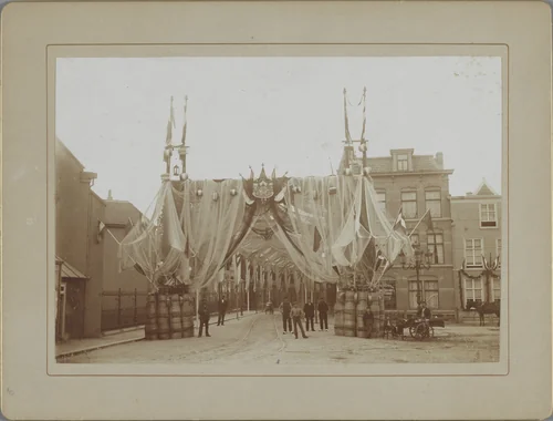 Versieringen in Scheveningen ter gelegenheid van de inhuldiging van koningin Wilhelmina, 1898 by anonymous, photograph, 1898