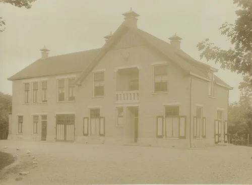 Woonhuis met gewei aan de gevel by Richard Tepe, photograph, 1900-1940