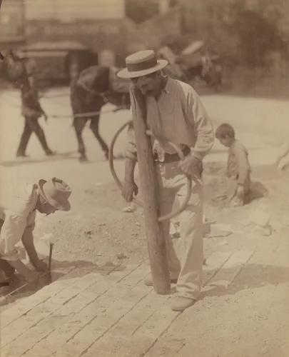 Paveurs by Eugène Atget, photograph, 1899