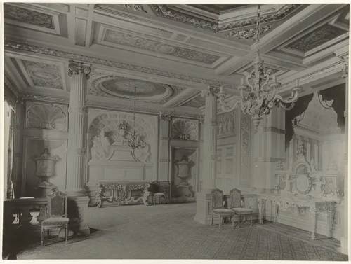 Gezicht in de Kleine Eetzaal van Paleis Het Loo in Apeldoorn by Richard Tepe, photograph, 1900-1940