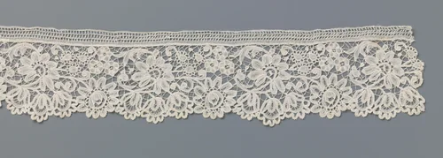 Strook kloskant met drie hangende klokjesbloemen by anonymous, other, 1875-1899