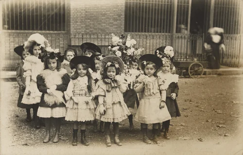 Fillettes École de la Compassion, Paris by Unidentified Photographer, photograph, 1908