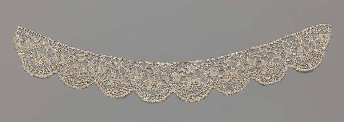 Kraag van naaldkant met golvende schulpenrand en in elke schulp een roos by anonymous, textile, 1890-1899