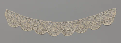 Kraag van naaldkant met golvende schulpenrand en in elke schulp een roos by anonymous, textile, 1890-1899