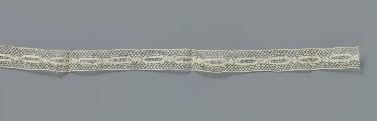 Tussenzetsel van machinale kant met keten van spitsovalen en moesjes by anonymous, book, 1800-1899