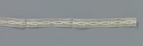 Tussenzetsel van machinale kant met keten van spitsovalen en moesjes by anonymous, book, 1800-1899