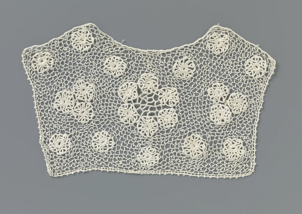 Bovenpand van een kinderlijf van gehaakte kant met rozettenkrans by anonymous, painting, 1890-1909