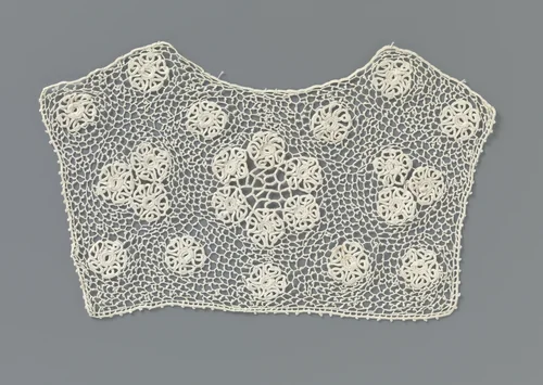 Bovenpand van een kinderlijf van gehaakte kant met rozettenkrans by anonymous, painting, 1890-1909