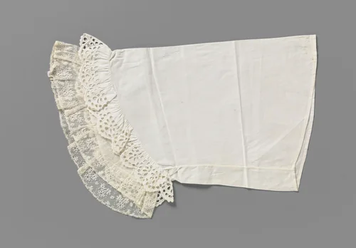 Pagodemouw van batist afgezet met een rand kantborduurwerk en een rand kloskant by anonymous, textile, 1860