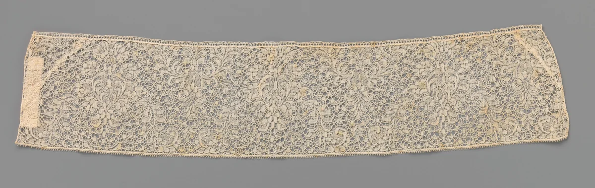 Strook kloskant met een ijl driehoekig patroon met hartvormige cartouches by anonymous, other, 1700-1749