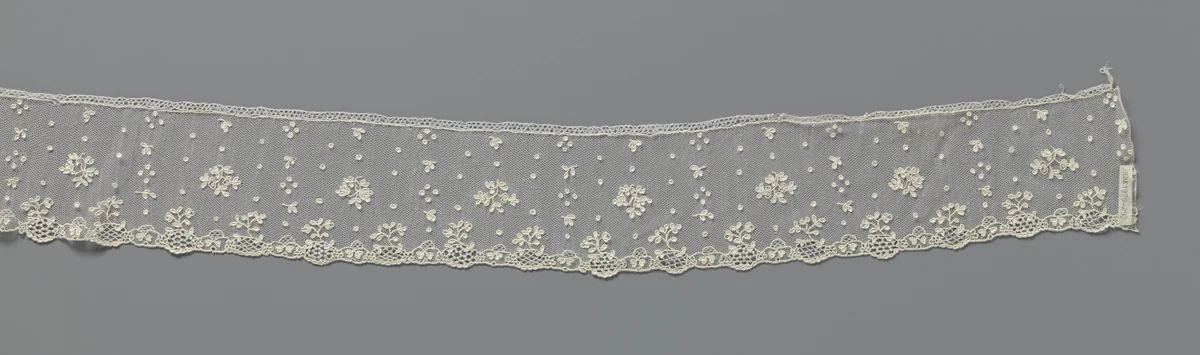 Strook naaldkant met moesjes rond bloemtakken met ovale blaadjes by anonymous, other, 1780