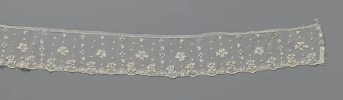 Strook naaldkant met moesjes rond bloemtakken met ovale blaadjes by anonymous, other, 1780