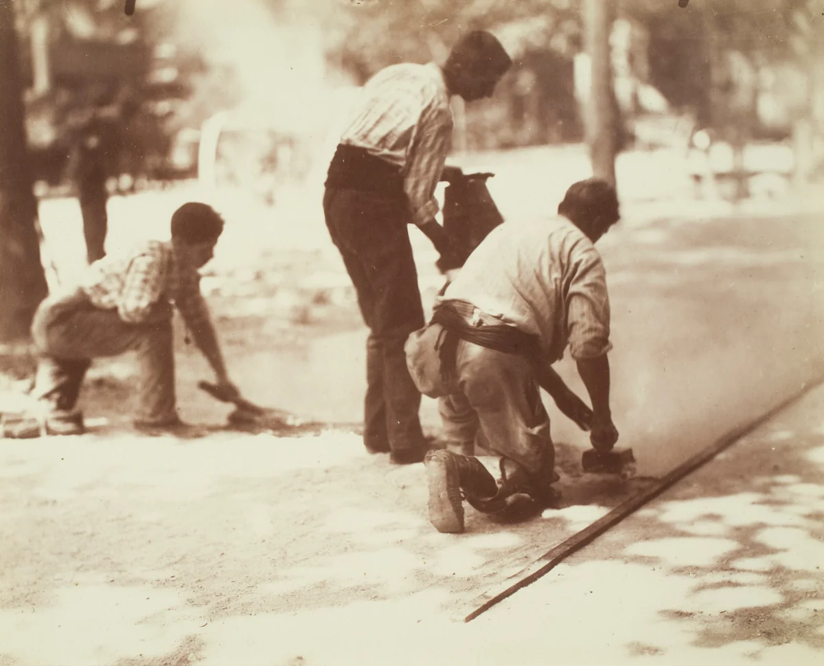 Bitumiers by Eugène Atget, photograph, 1899-1900