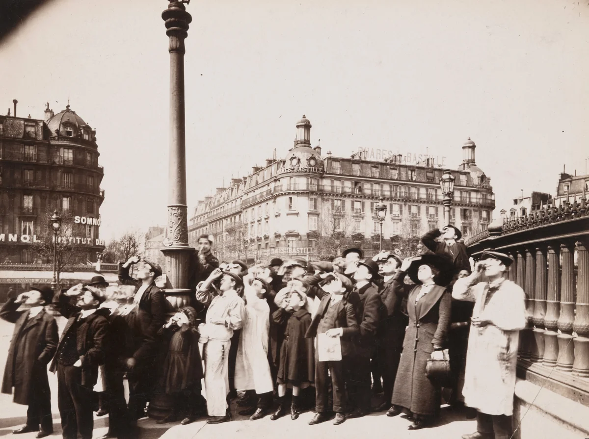 Pendant l'éclipse by Eugène Atget, photograph, 1912