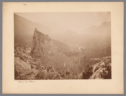 Ruïnes van het kasteel van Arco boven het dal van Sarca by anonymous, photograph, 1851-1900