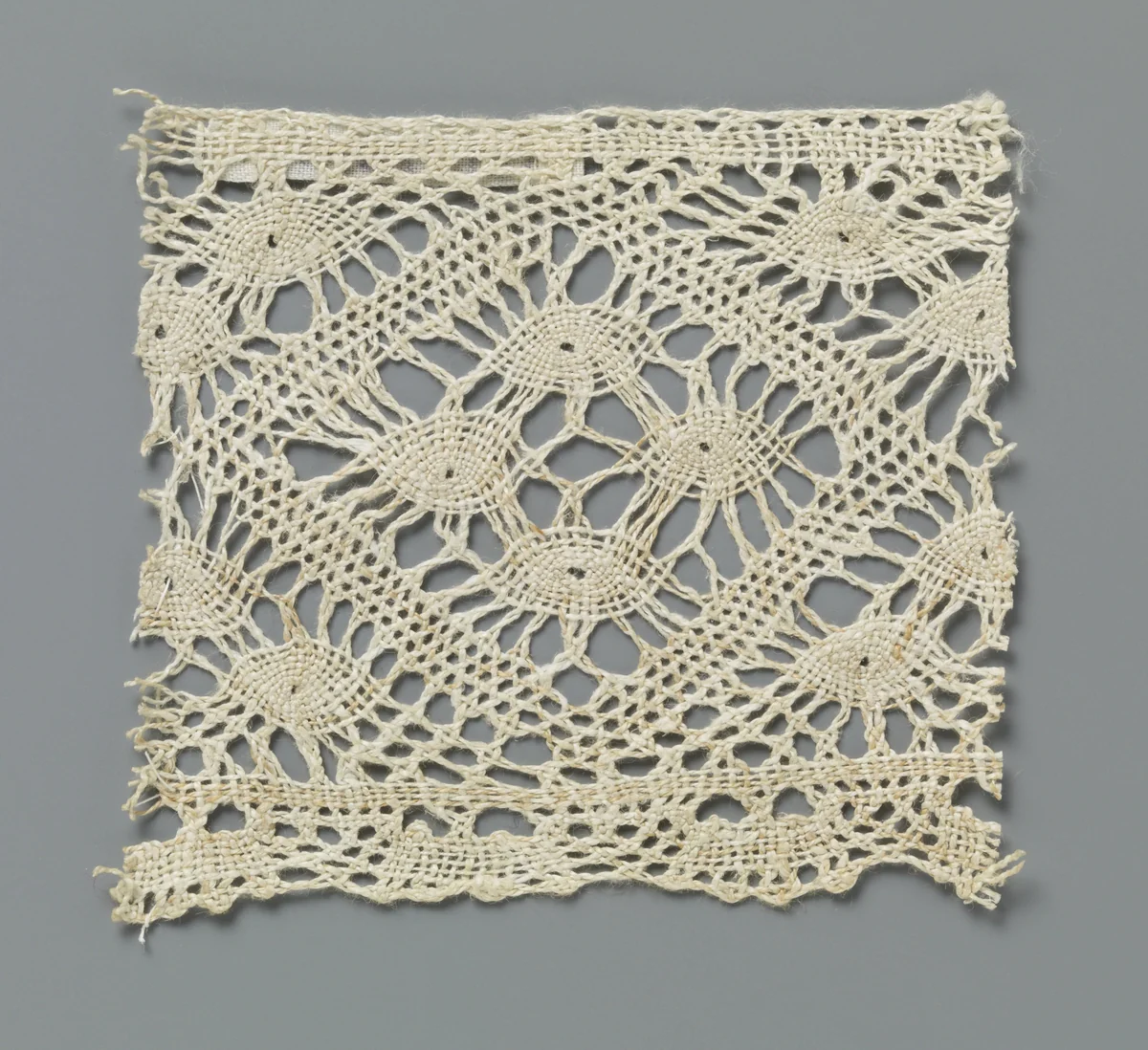 Strook kloskant met vier spitsovalen in de hoeken van een ruit by anonymous, other, 1800-1899