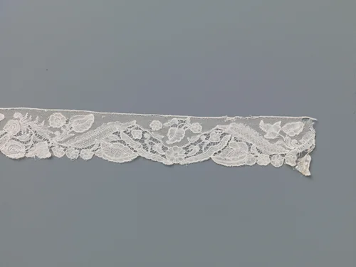 Strook kloskant met een golvende band van lancetbladeren en allerlei verschillende bloemen by anonymous, other, 1740-1750