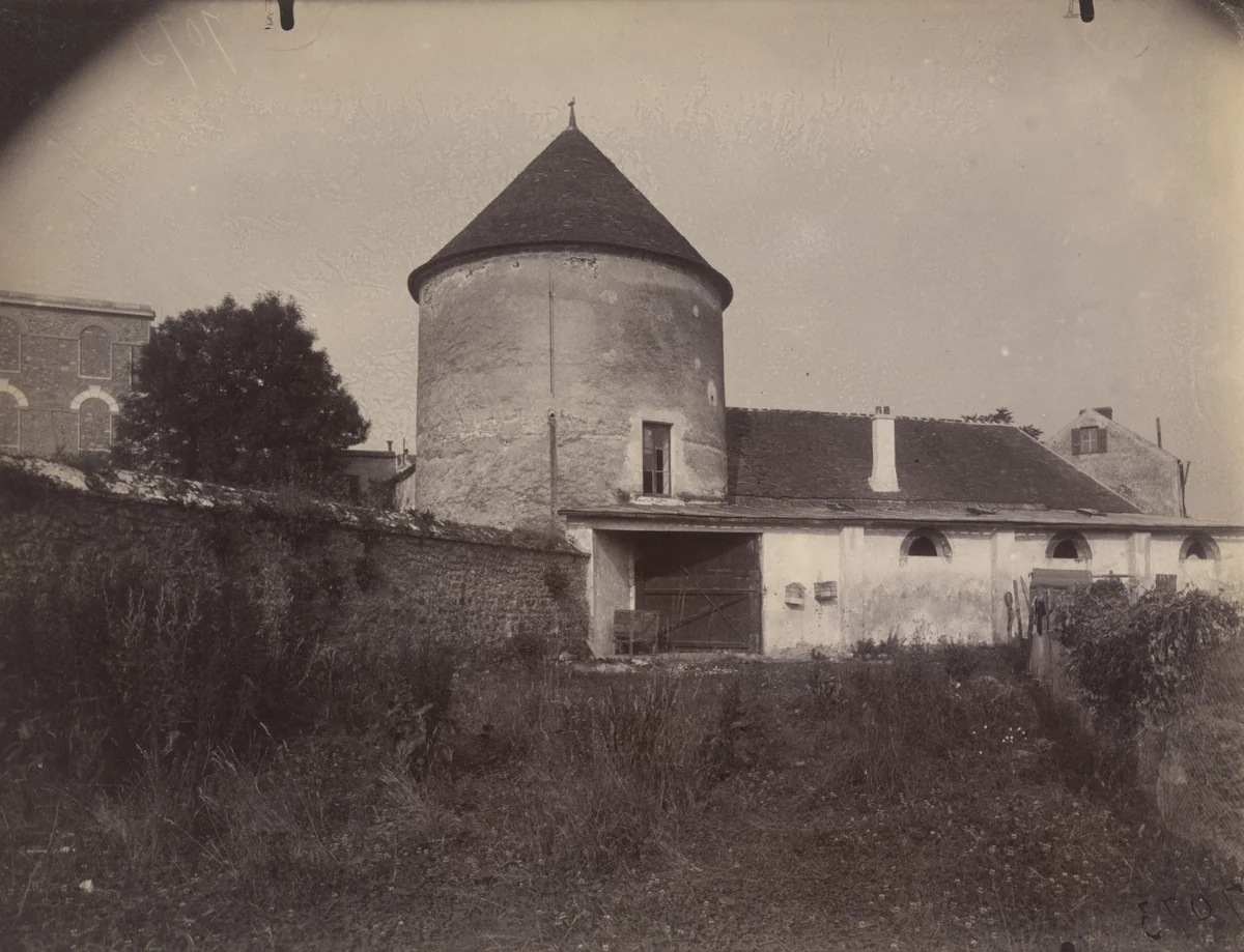Bures, ferme de l'ancien château by Eugène Atget, photograph, 1924
