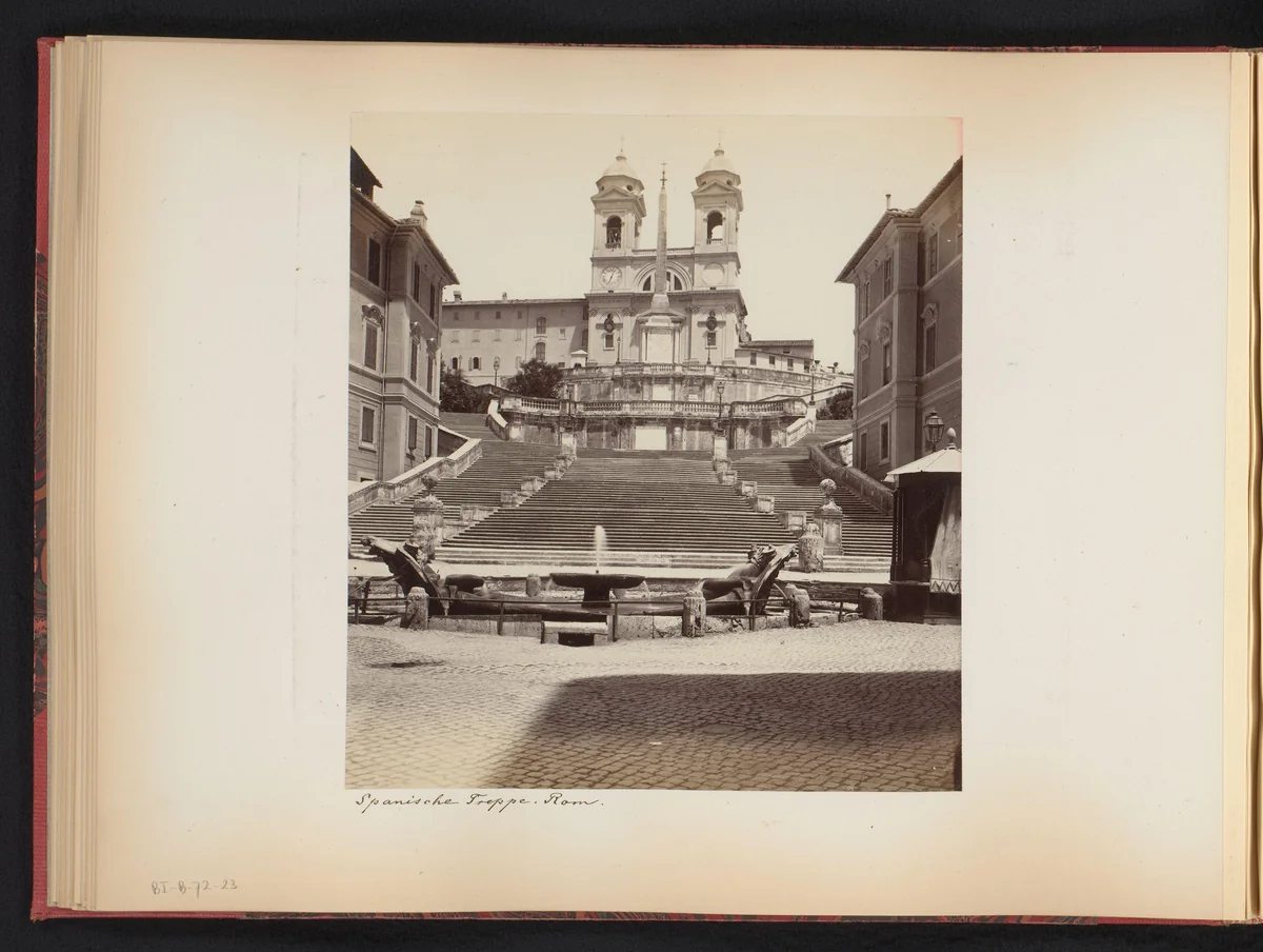 Gezicht op de Spaanse trappen, de Piazza di Spagna en de Trinità dei Monti te Rome, Italië by anonymous, book, 1870-1890