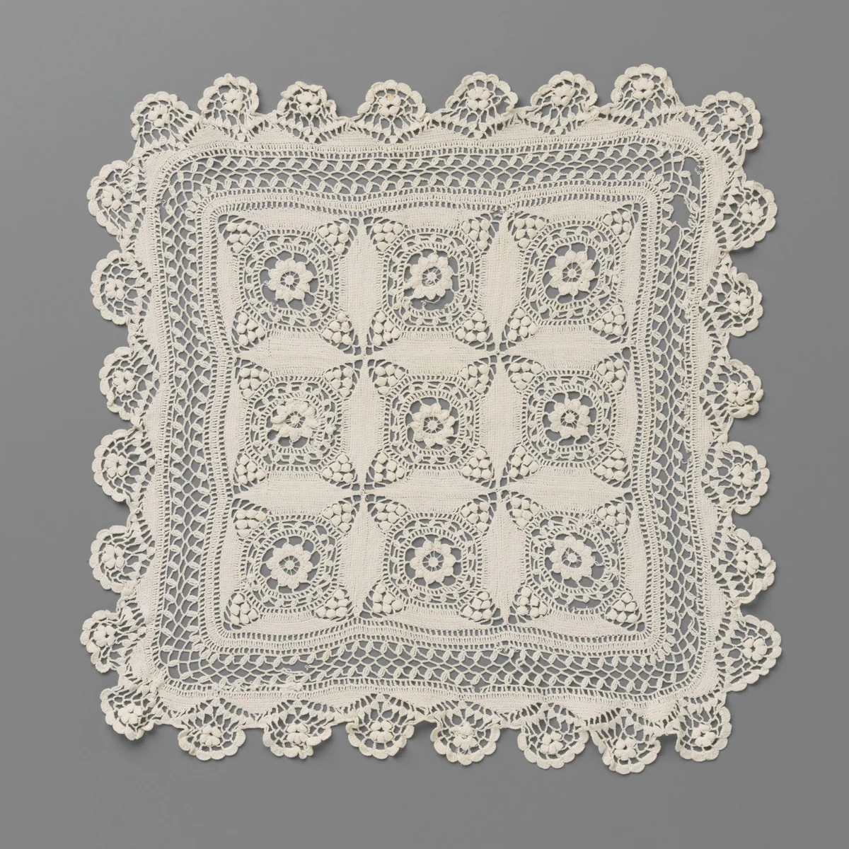 Kleed van haakwerk met reticella-achtige wielmotieven by anonymous, other, 1900-1915