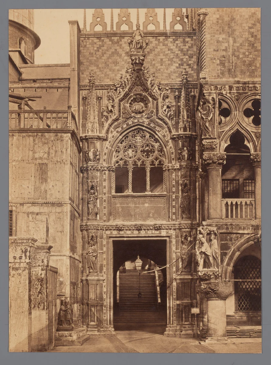 Porta della Carta van het Dogepaleis te Venetië, Italië by anonymous, photograph, 1851-1900
