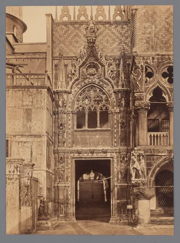 Porta della Carta van het Dogepaleis te Venetië, Italië by anonymous, photograph, 1851-1900