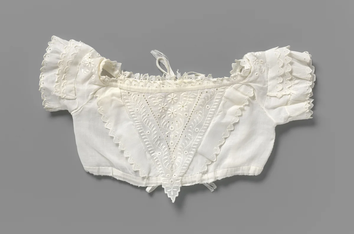 Lijfje van een babyjurk, van fijn batist, met geborduurde driehoekige voorpandversieringen by anonymous, other, 1840