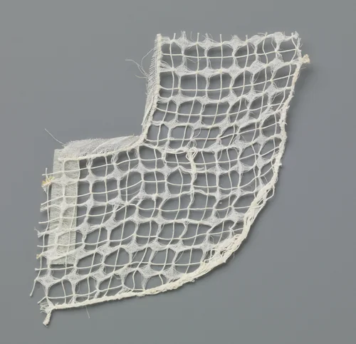 Fragment kantborduurwerk met vierpuntige sterren in een vierkant netwerk by anonymous, other, 1900-1924