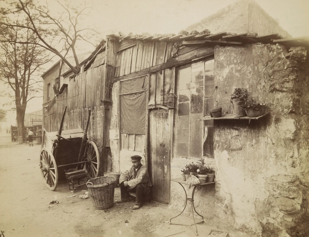 Villa d'un chiffonnier, boulevard Masséna by Eugène Atget, photograph, 1910