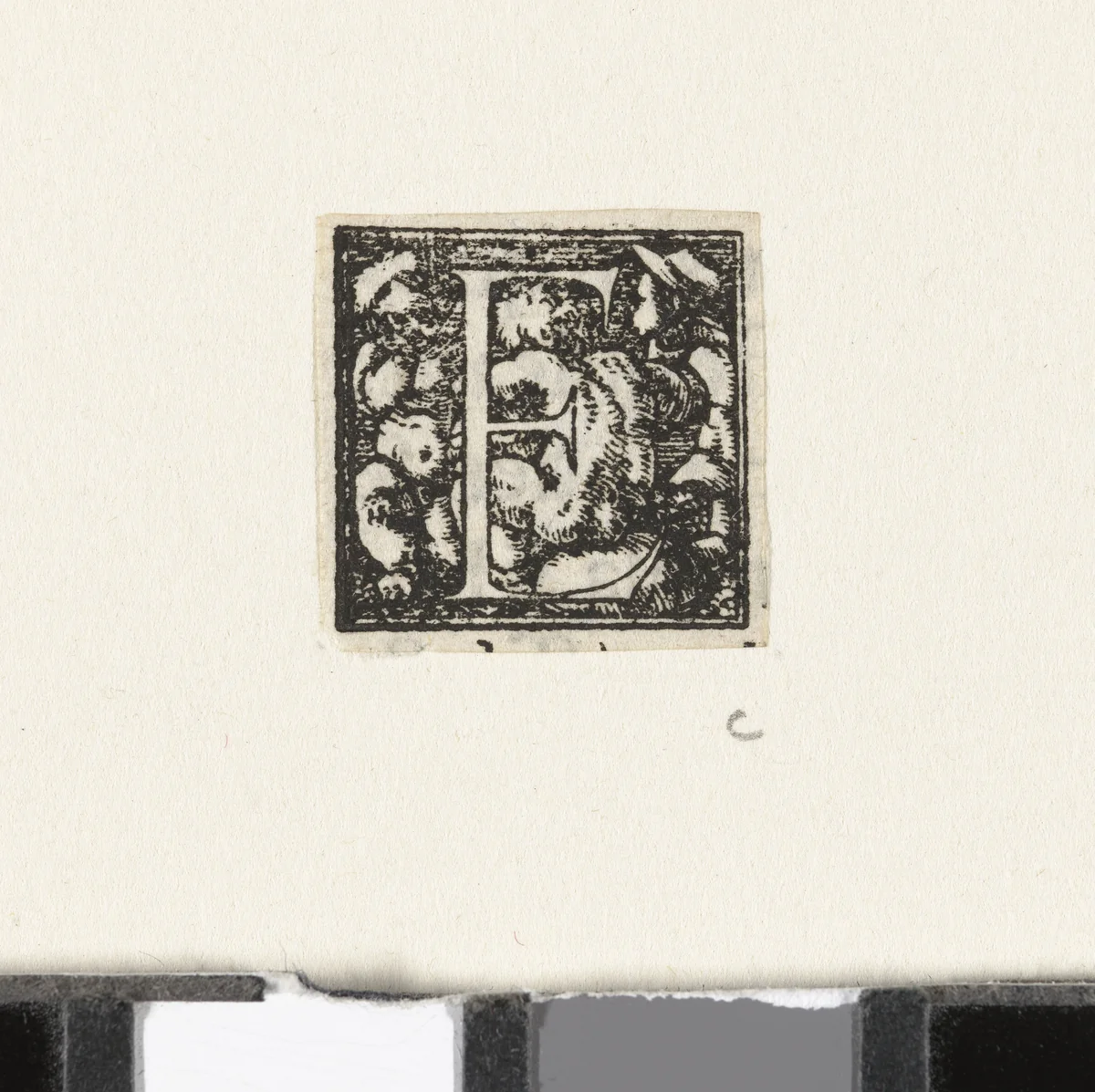 Letter E met drie zittende kinderen by Hans Holbein, print, 1522-1526